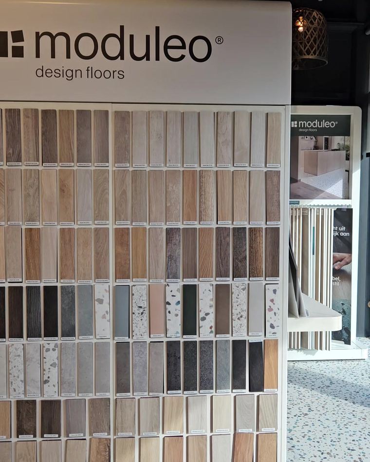 Stalenwand met Moduleo PVC-vloeren in de showroom in Dordrecht